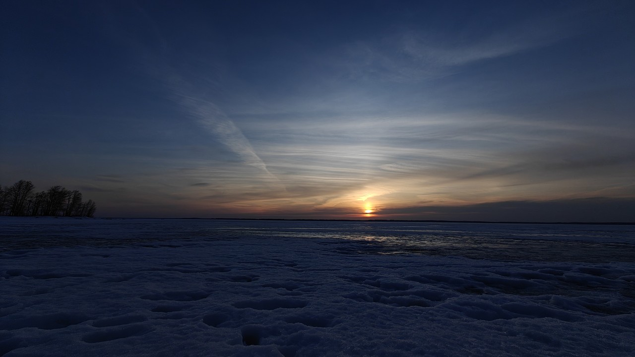 Frozen Lake Sunset Over Snowy Field wallpaper