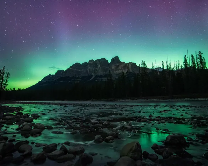 Aurora Over Castle Mountain In Banff wallpapers