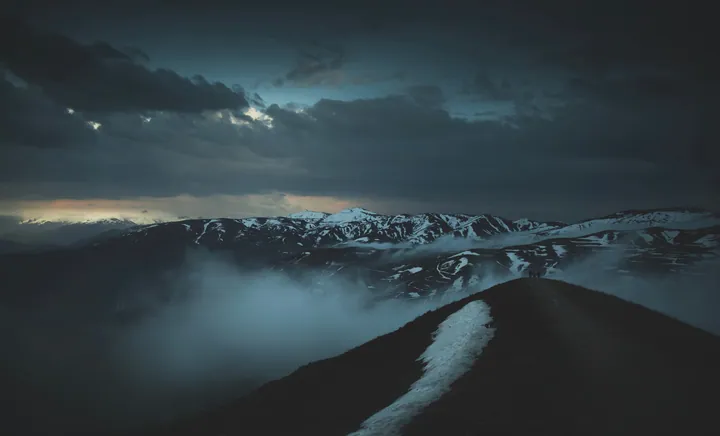 Mountain Peaks Shrouded In Fog wallpapers