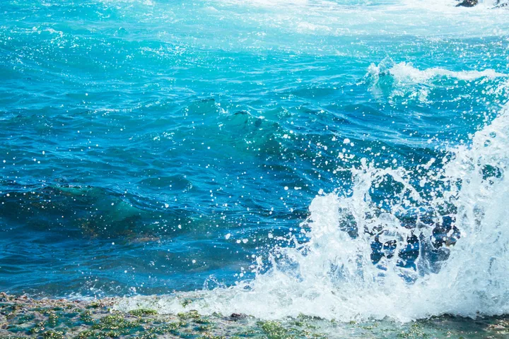 Crashing Wave On Green Rocks — original wallpaper