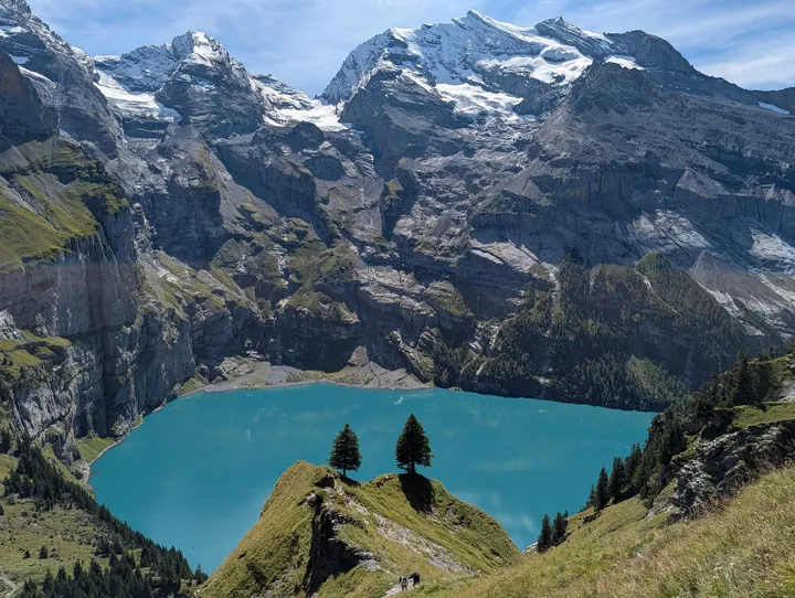Lake Oeschinen Mountain Range View — original wallpaper